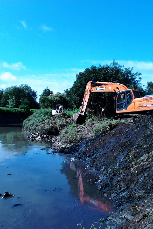 Continúa el saneamiento del arroyo Las Tunas