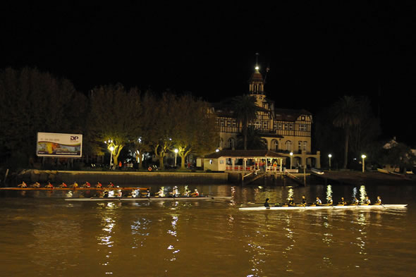 Regata nocturna en el Río Luján Tigre