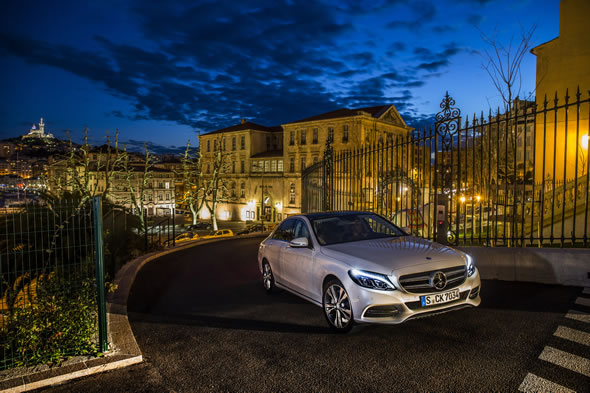 Un mediano de alto lujo Mercedes Benz