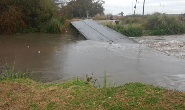 Debido a las tormentas, se desplomó un puente