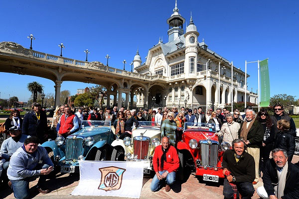 Los autos clásicos pasaron por el MAT