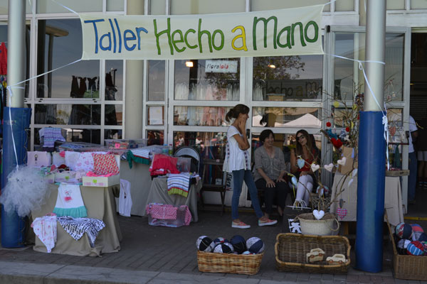 00 personas en la feria de Fundación Nordelta