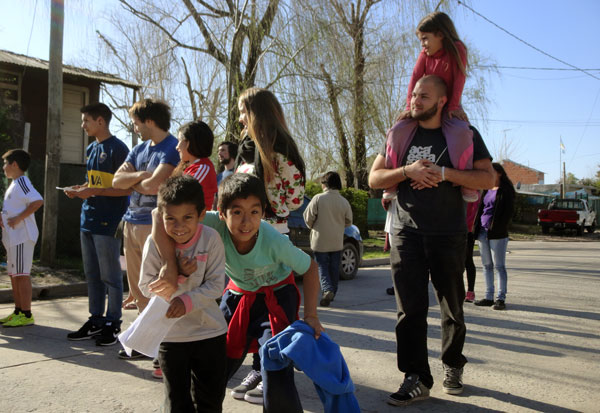 JÓVENES CON LOS PIES EN LA TIERRA