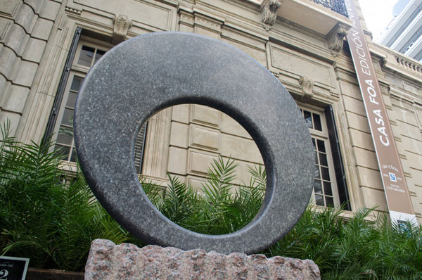 Círculos Opuestos: la escultura homenaje por los 30 años de Casa FOA
