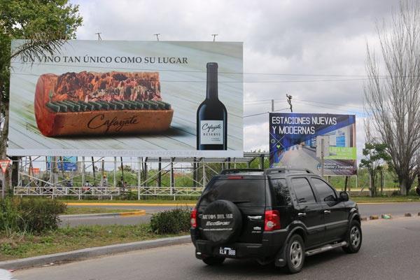 Crece el número de carteles que distraen a los conductores