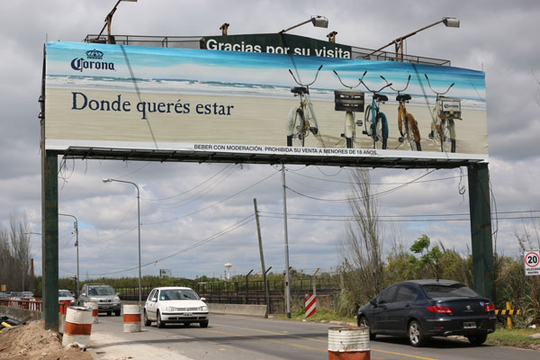 Crece el número de carteles que distraen a los conductores