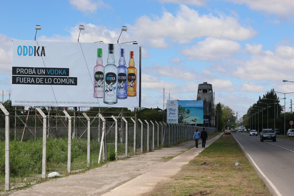 Crece el número de carteles que distraen a los conductores