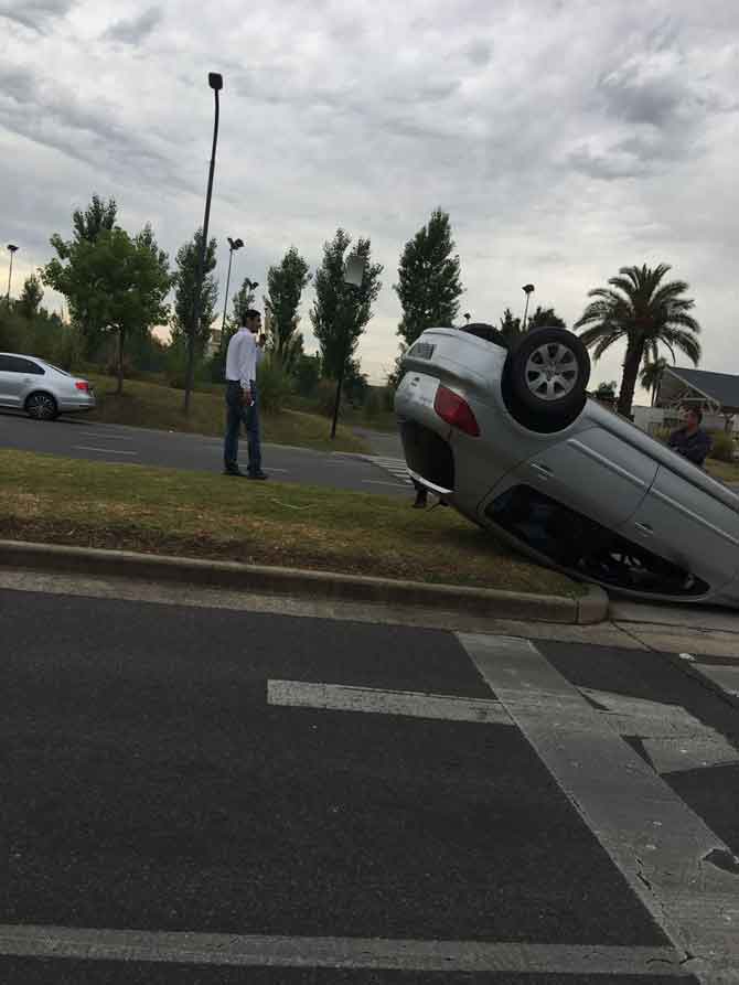 No es el primer accidente similar en lo que va de la semana, pero igual impacta ver la situación cuando se circula por la Avenida de los Lagos, hace minutos se produjo un vuelco sobre la troncal de Nordelta.