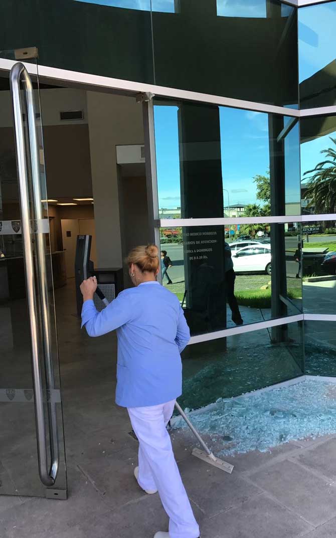 Destrozaron la puerta del Centro Médico Nordelta