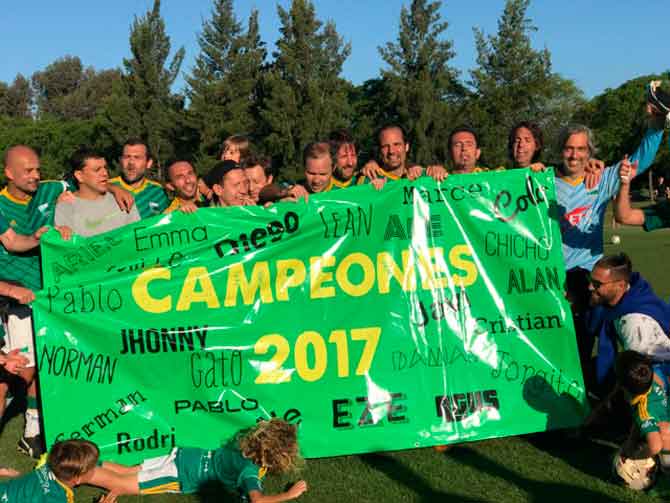 Los mayores senior de castores son los campeones del futbol