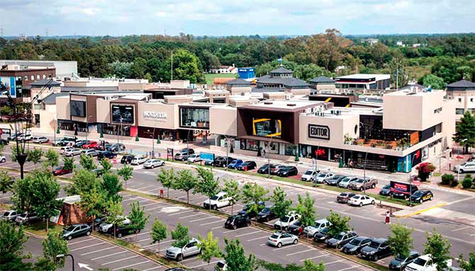 Carreras de autos en el centro comercial de Nordelta