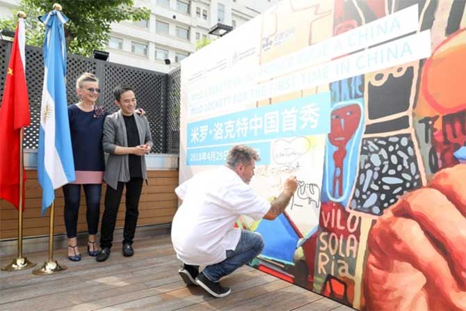 Milo Lockett estuvo por primera vez en China presentando su arte