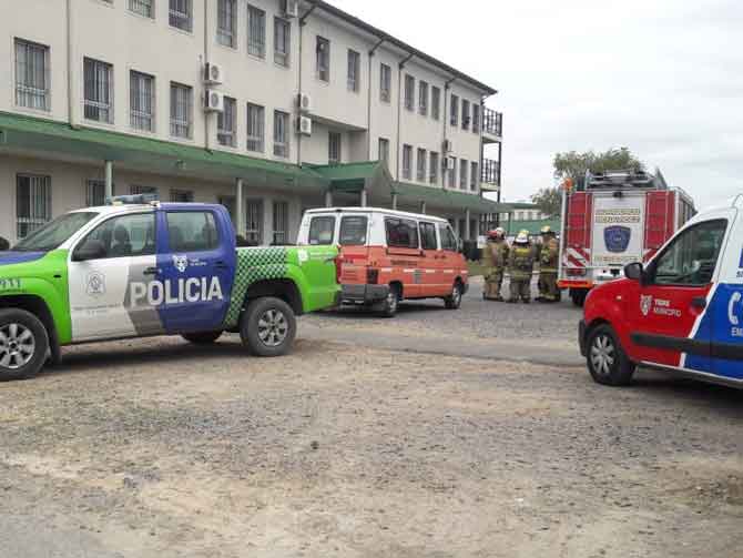 Evacúan colegio Cardenal Pironio