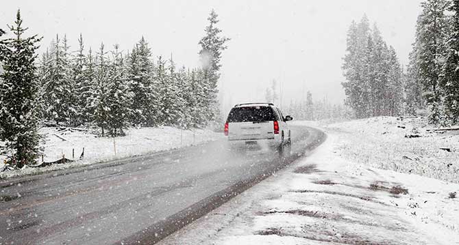 Vacaciones con el auto en la nieve