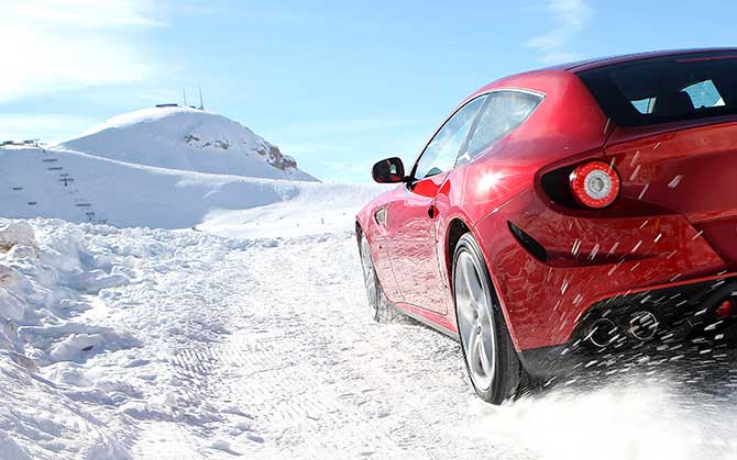 Vacaciones con el auto en la nieve