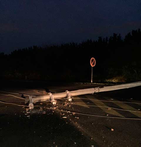 Choque y caída de postes de luz en Bancalari