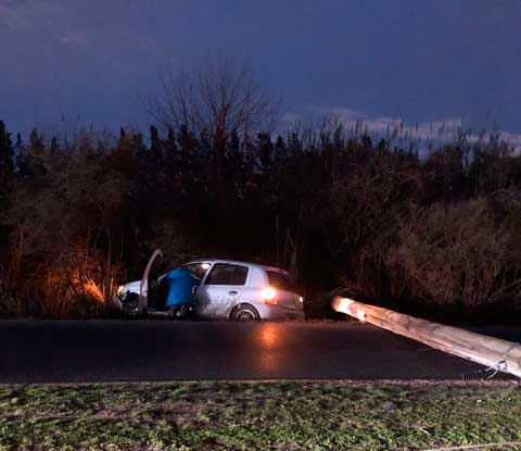 Choque y caída de postes de luz en Bancalari