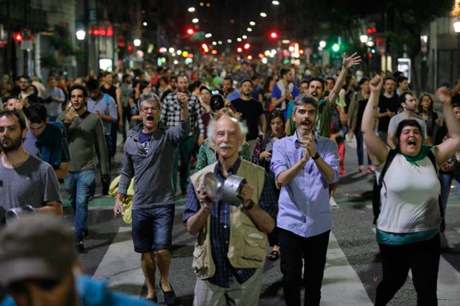 Convocan un nuevo cacerolazo para este viernes a las 20 hs. 