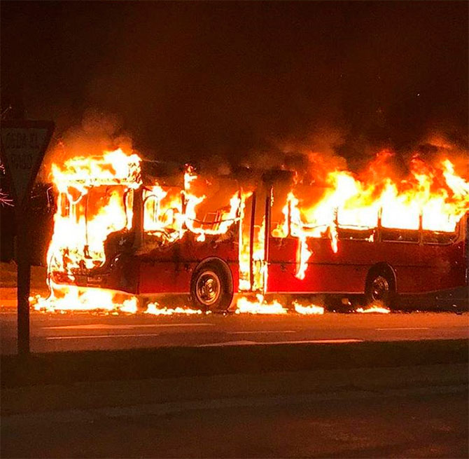 Incendio de micro en Nordelta que trasladaba a jugadores del Club San Andrés