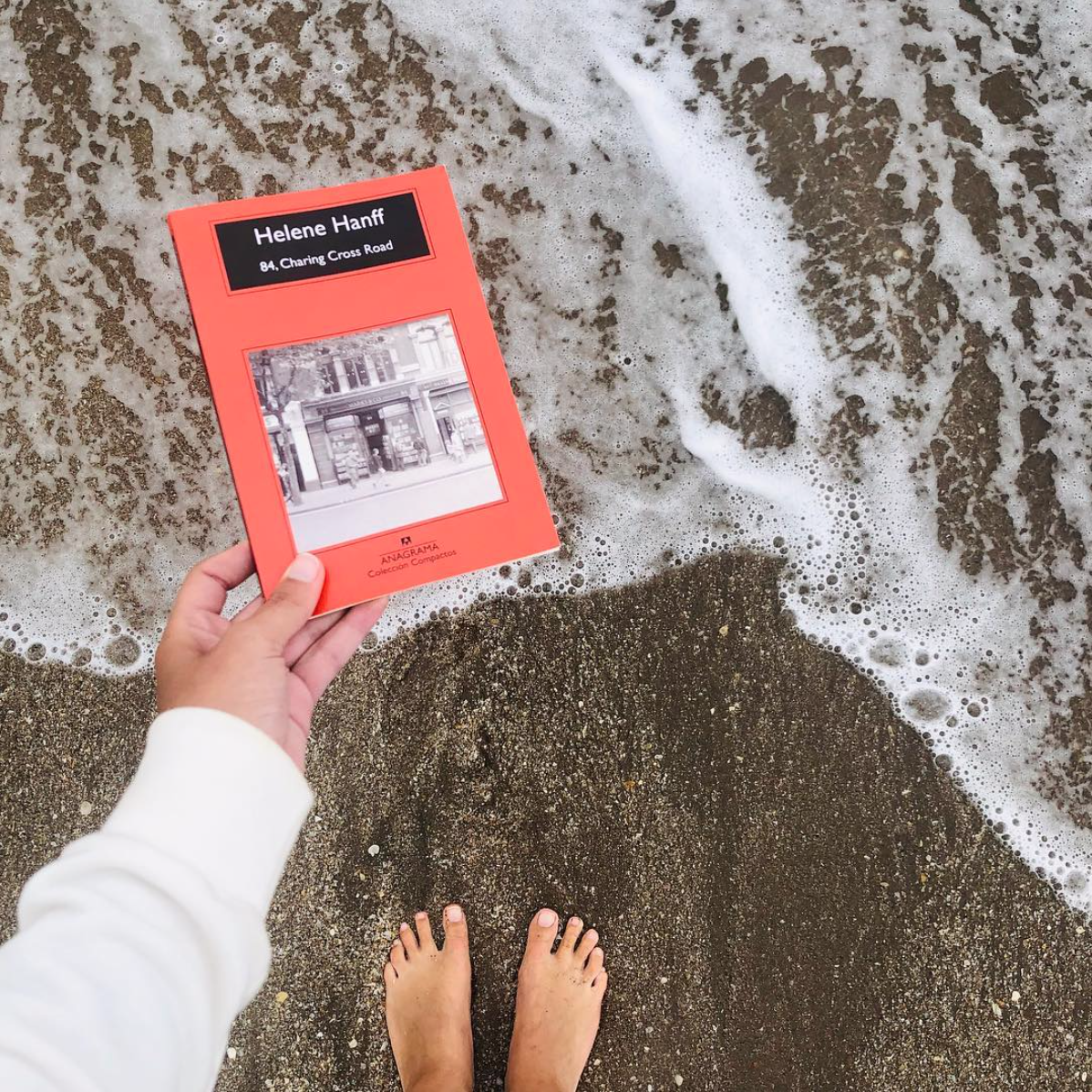 Leer en la playa, un must de las vacaciones- Viajar en palabras