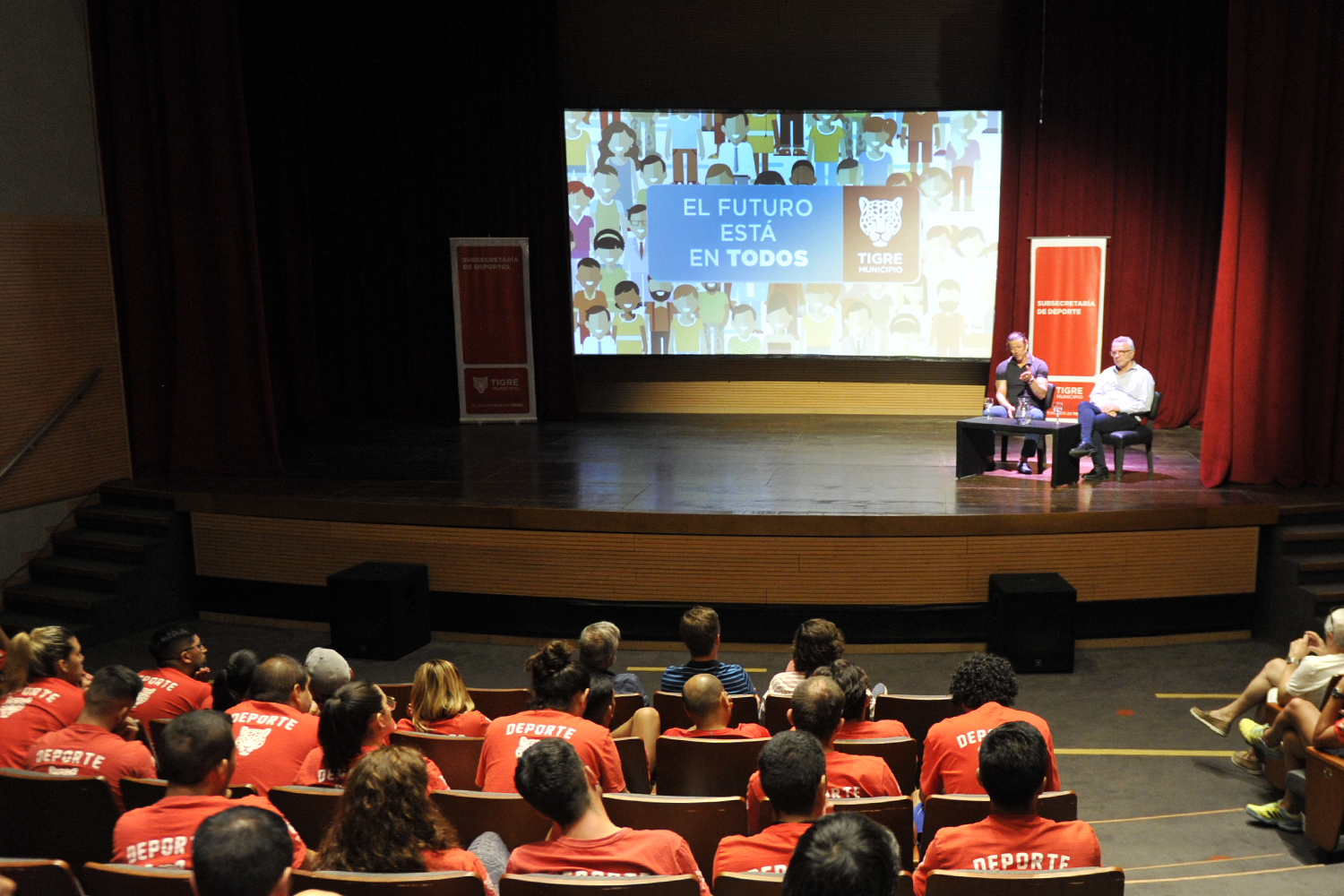 Matías Almeyda habló sobre su experiencia futbolística en el Teatro Municipal de Tigre