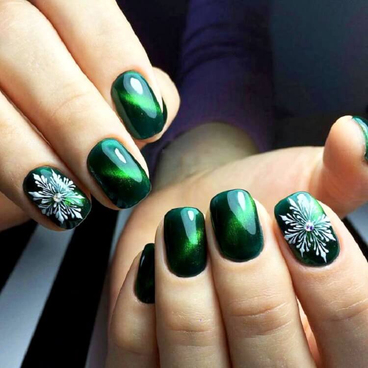 Glitter, metalizados y tonos joya en tus uñas para estas fiestas