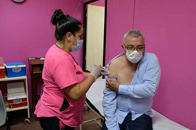 Julio Zamora se aplicó la vacuna Sputnik V
