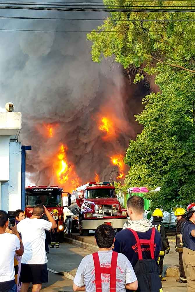 Incendio en fábrica de plástico en Tigre