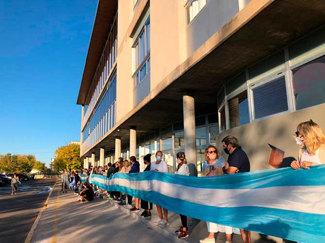 Reclamos por la reapertura de colegios