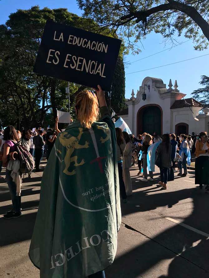 Reclamos por la reapertura de colegios