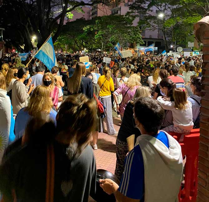 Marchas, cacerolazos y aplausos en contra de la suspensión de clases