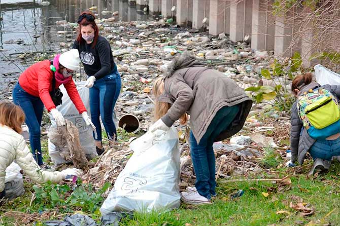 Vecinos ayudan en la limpieza de la Pista Nacional de Remo y Canotaje