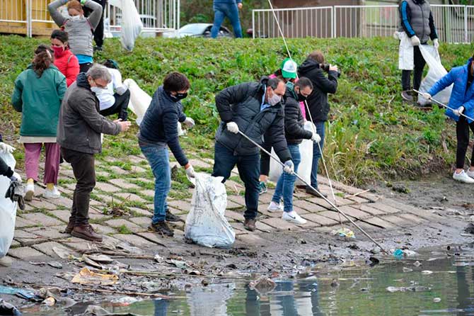 Vecinos ayudan en la limpieza de la Pista Nacional de Remo y Canotaje