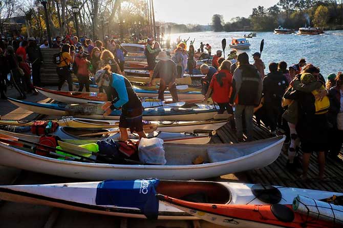 Travesía de kayakistas por los humedales