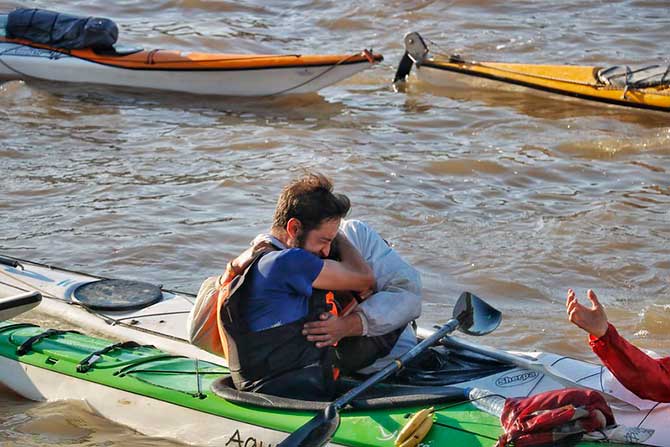 Travesía de kayakistas por los humedales