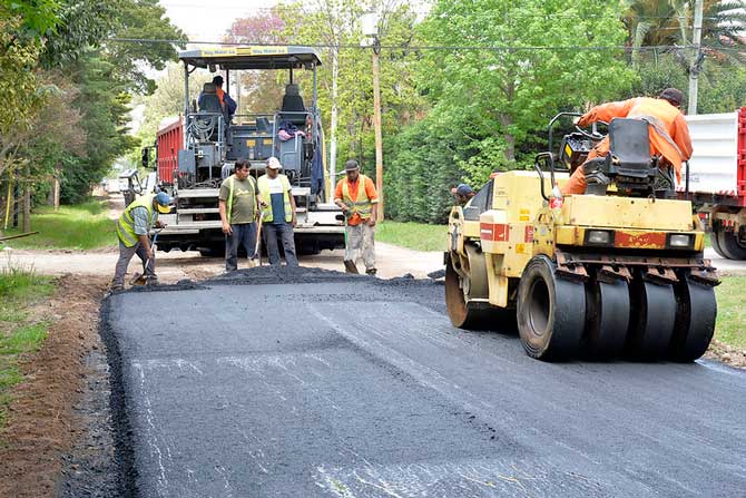 Obras de asfalto en el barrio La Bota de Benavídez