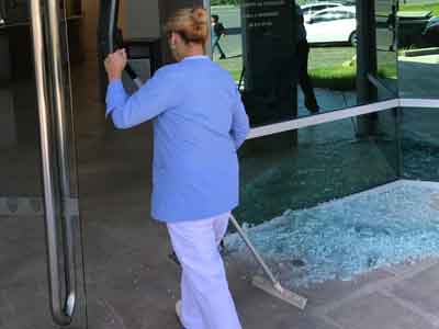 Destrozaron la puerta del Centro Médico Nordelta