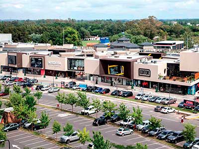 Carreras de autos en el centro comercial de Nordelta