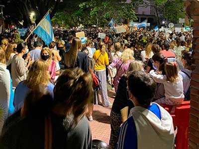 Marchas, cacerolazos y aplausos en contra de la suspensión de clases