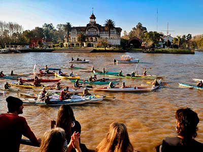 Travesía de kayakistas por los humedales