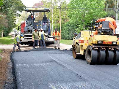 Obras de asfalto en el barrio La Bota de Benavídez