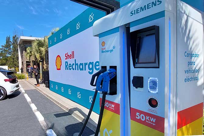 Shell inauguró el primer surtidor para autos eléctricos del país en Tigre 