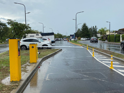 El estacionamiento de Bahía Grande de Nordelta ahora cuenta con barreras.