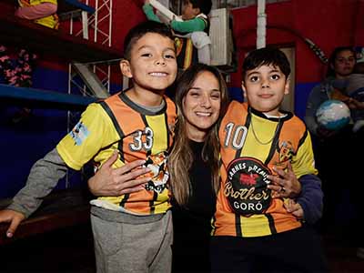 Malena Galmarini entregó camisetas y materiales deportivos a nueve clubes barriales de Tigre