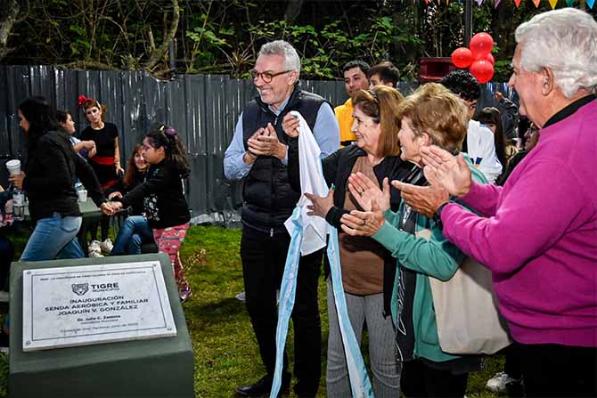 Julio Zamora inaugura una nueva senda aeróbica y familiar.
