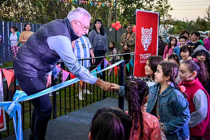 Julio Zamora inaugura una nueva senda aeróbica y familiar.
