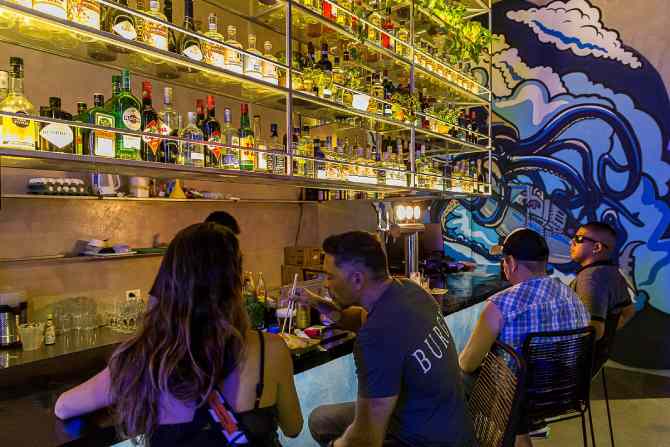 Krill es un bar de seafood bar del Pasaje Echeverría