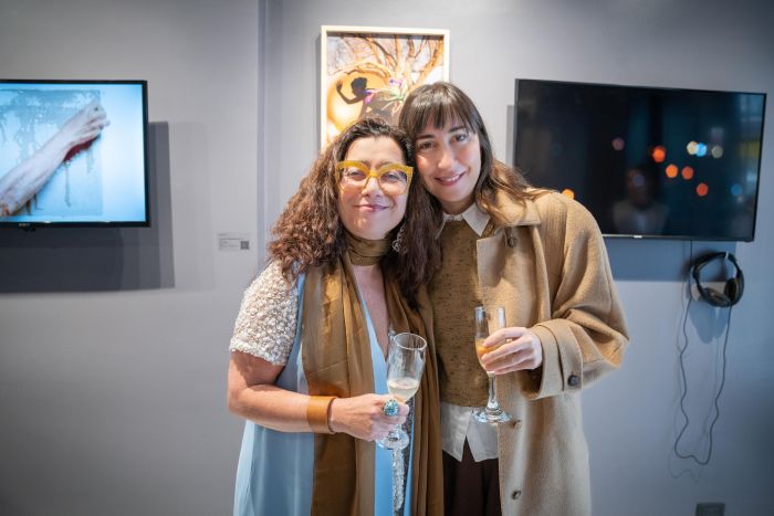 se dieron cita destacadas personalidades como Julieta Agriano (Airbnb); Jorge Knoblovits, ex titular de la DAIA; la fotógrafa Andy Cherniavsky; los periodistas Claudio Destéfano, Mercedes Cordeyro, Susana Mitchell y Claribel Terré Morell; la artista Carolina Antoniadis; las curadoras Mariana Gallegos del Santo, Carla Rizzo, Florence Bedel, Carolina Pampliega y Julia Moreno; el abogado Agustín Rizzo; el escritor y periodista Jorge Sigal; la arquitecta y coleccionista Nicole Moises; la historiadora y crítica de arte Ana María Battistozzi; la socia fundadora de la bodega Equilibrio Imperfecto, Andrea Marrone; Majo Bermúdez; el corresponsal Juan Buchet y la curadora y coleccionista Patricia Rizzo.