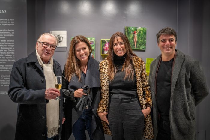 se dieron cita destacadas personalidades como Julieta Agriano (Airbnb); Jorge Knoblovits, ex titular de la DAIA; la fotógrafa Andy Cherniavsky; los periodistas Claudio Destéfano, Mercedes Cordeyro, Susana Mitchell y Claribel Terré Morell; la artista Carolina Antoniadis; las curadoras Mariana Gallegos del Santo, Carla Rizzo, Florence Bedel, Carolina Pampliega y Julia Moreno; el abogado Agustín Rizzo; el escritor y periodista Jorge Sigal; la arquitecta y coleccionista Nicole Moises; la historiadora y crítica de arte Ana María Battistozzi; la socia fundadora de la bodega Equilibrio Imperfecto, Andrea Marrone; Majo Bermúdez; el corresponsal Juan Buchet y la curadora y coleccionista Patricia Rizzo.