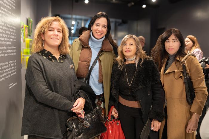 se dieron cita destacadas personalidades como Julieta Agriano (Airbnb); Jorge Knoblovits, ex titular de la DAIA; la fotógrafa Andy Cherniavsky; los periodistas Claudio Destéfano, Mercedes Cordeyro, Susana Mitchell y Claribel Terré Morell; la artista Carolina Antoniadis; las curadoras Mariana Gallegos del Santo, Carla Rizzo, Florence Bedel, Carolina Pampliega y Julia Moreno; el abogado Agustín Rizzo; el escritor y periodista Jorge Sigal; la arquitecta y coleccionista Nicole Moises; la historiadora y crítica de arte Ana María Battistozzi; la socia fundadora de la bodega Equilibrio Imperfecto, Andrea Marrone; Majo Bermúdez; el corresponsal Juan Buchet y la curadora y coleccionista Patricia Rizzo.
